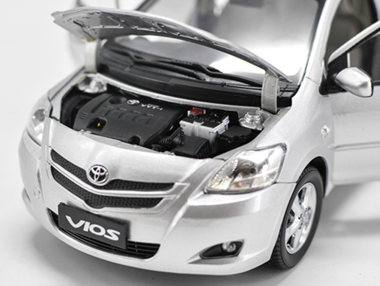 1/18 Dealer Edition Toyota Yaris / Vios (Silver) 2nd Generation (XP90; 2007–2013) Diecast Car Model