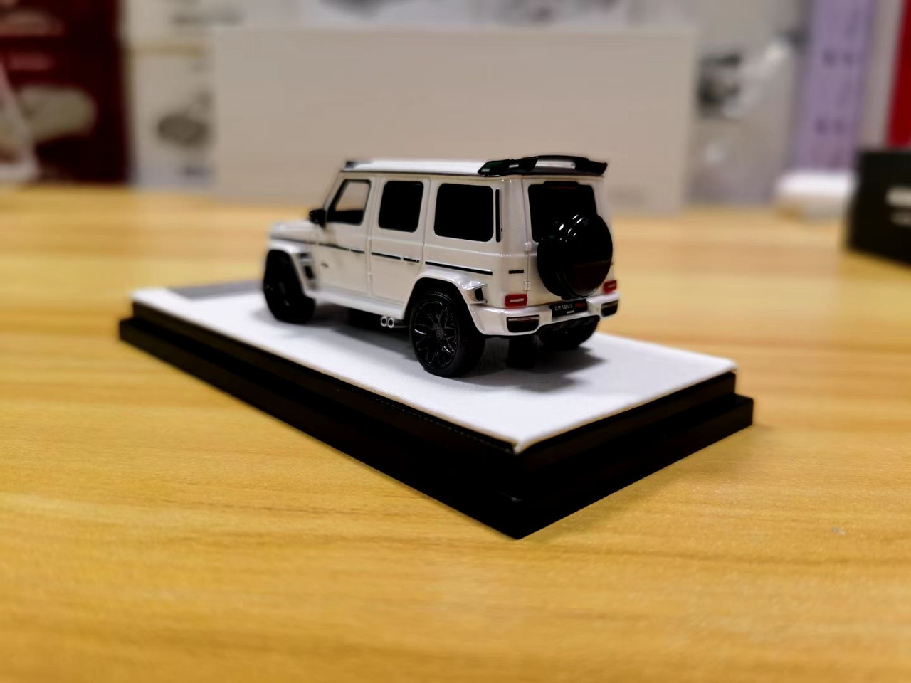 1/64 Motorhelix Mercedes-Benz Mercedes G-Class Brabus 800 (White) Resin Car Model Limited 699 Pieces