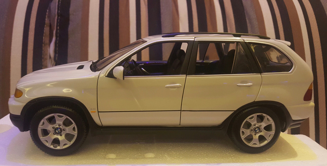 BMW X5 1/18 ダイキャスト ホワイト 1⁄18 BMW X5 ミニカー ホワイト
