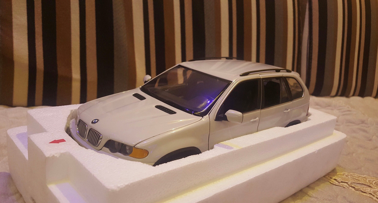 BMW X5 1/18 ダイキャスト ホワイト 1⁄18 BMW X5 ミニカー ホワイト