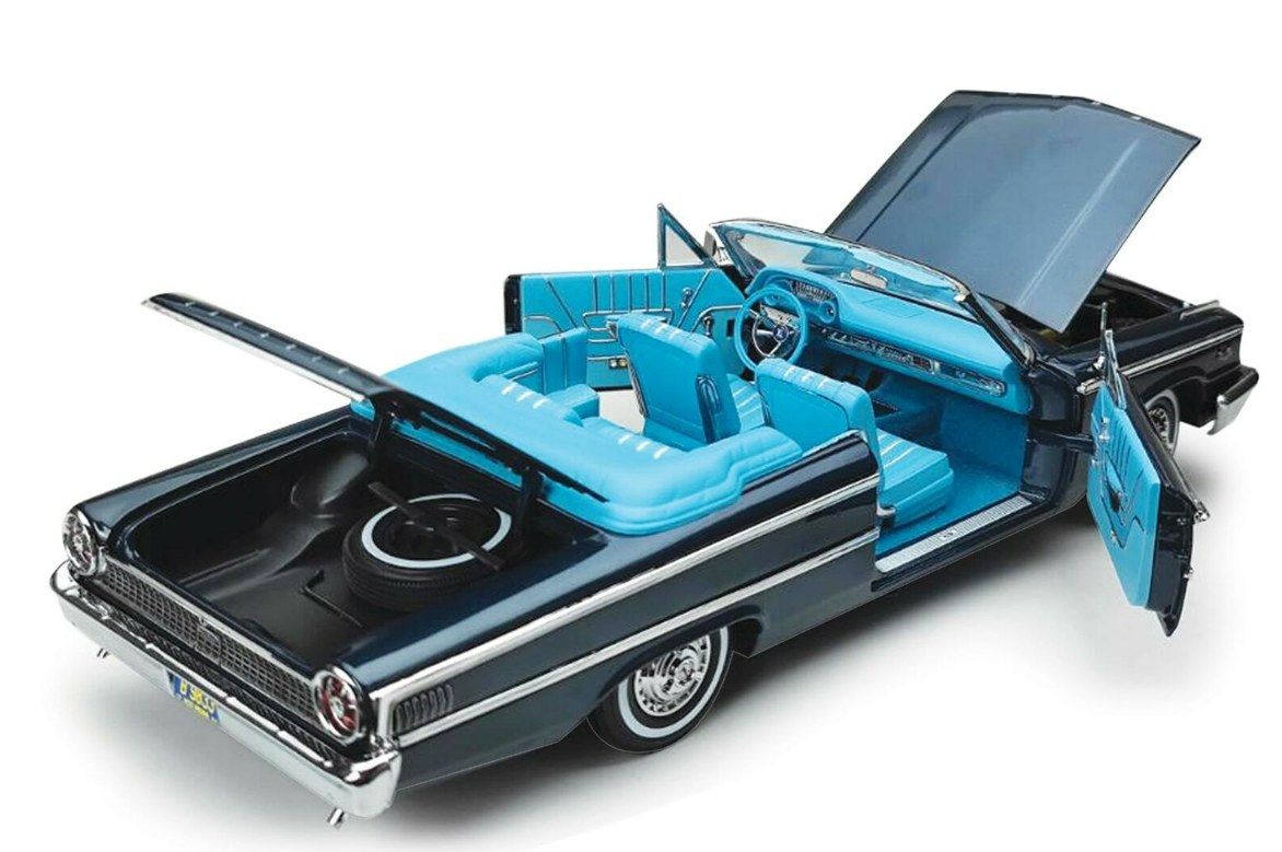 Miniature Sunstar 1/18 – Ford Galaxie 500 XL Convertible – 1963 – Bleu Ciel – Réf 51112