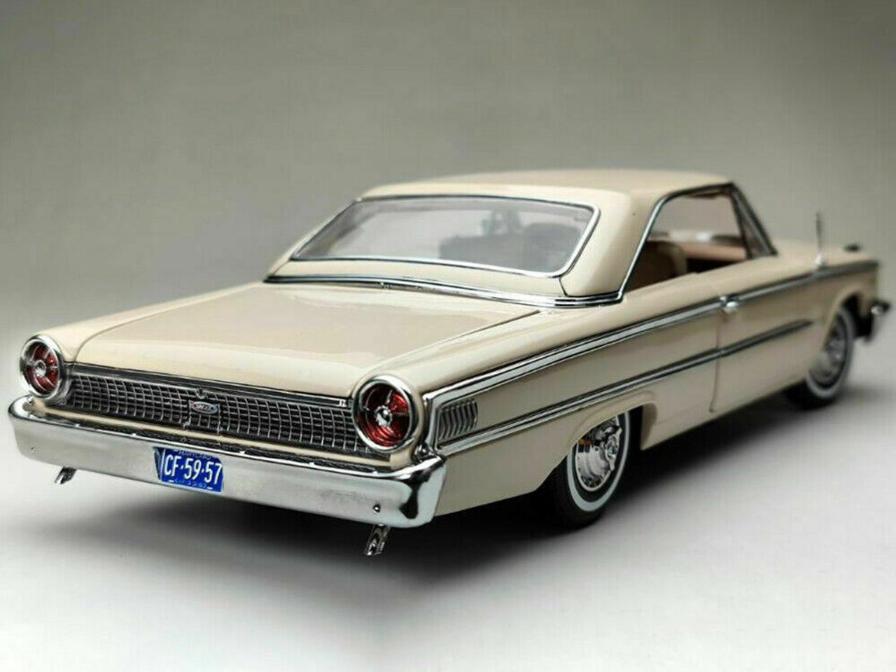 1/18 Sunstar 1963 Ford Galaxie 500 XL 500XL Hardtop (Sandshell 