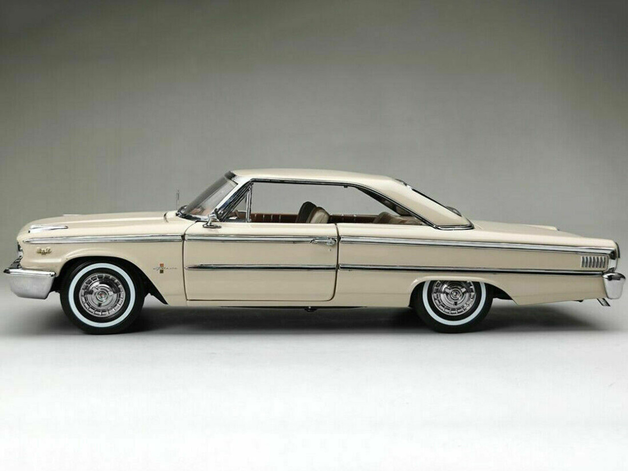 1/18 Sunstar 1963 Ford Galaxie 500 XL 500XL Hardtop (Sandshell Beige White) Diecast Car Model