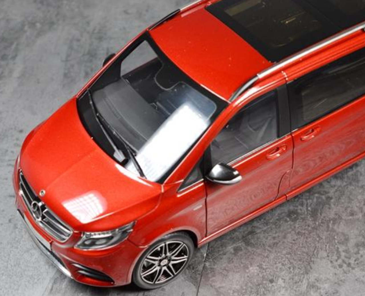 1/18 Dealer Edition Mercedes-Benz V-Class V-Klasse Viano Vito (Red)