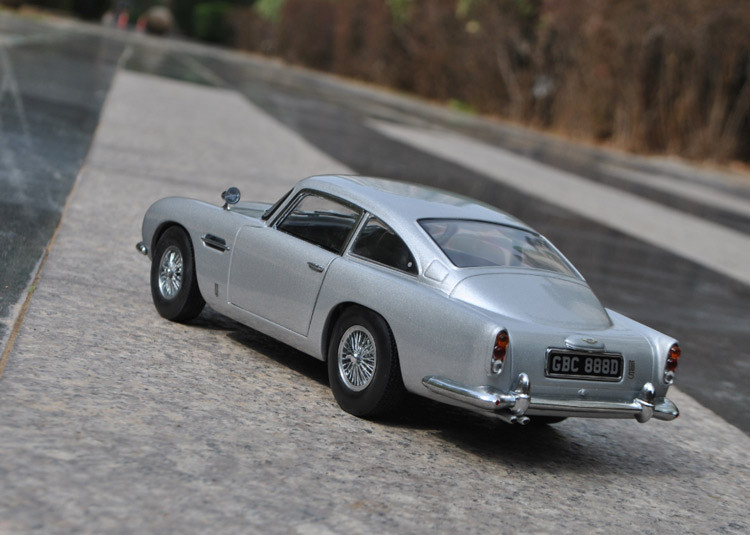Aston Martin DB5 - 1/18 Goldfinger Model | LIVECARMODEL
