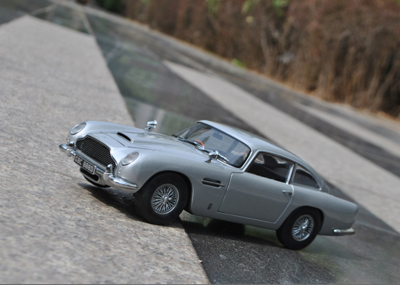 1/18 Sunstar 1963 Aston Martin DB5 (Silver) Diecast Car Model