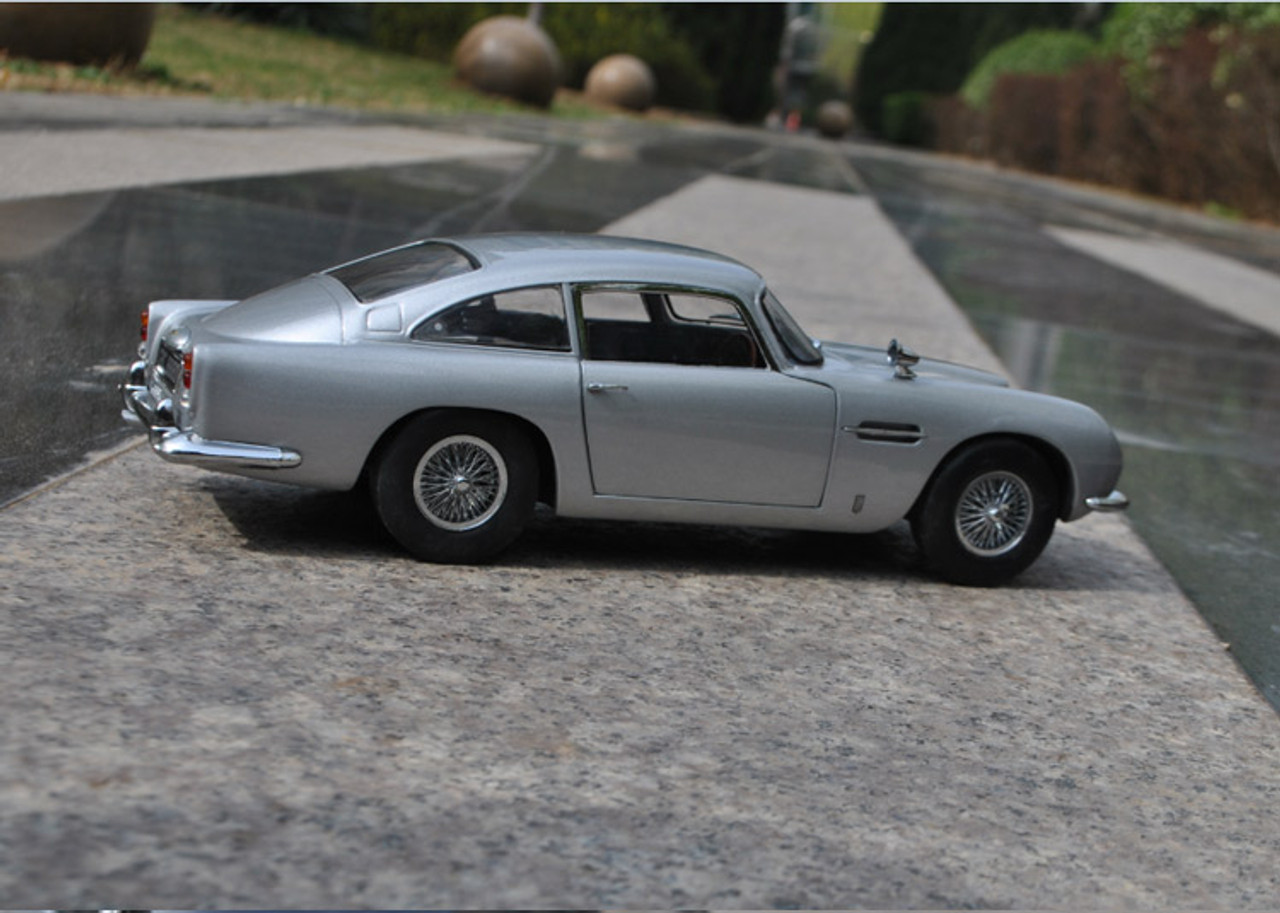 1/18 Sunstar 1963 Aston Martin DB5 (Silver) Diecast Car Model