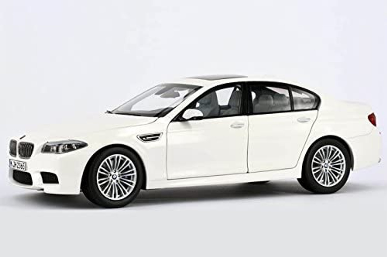 1/18 BMW M5 F10 (2011-2016) (White) Diecast Car Model