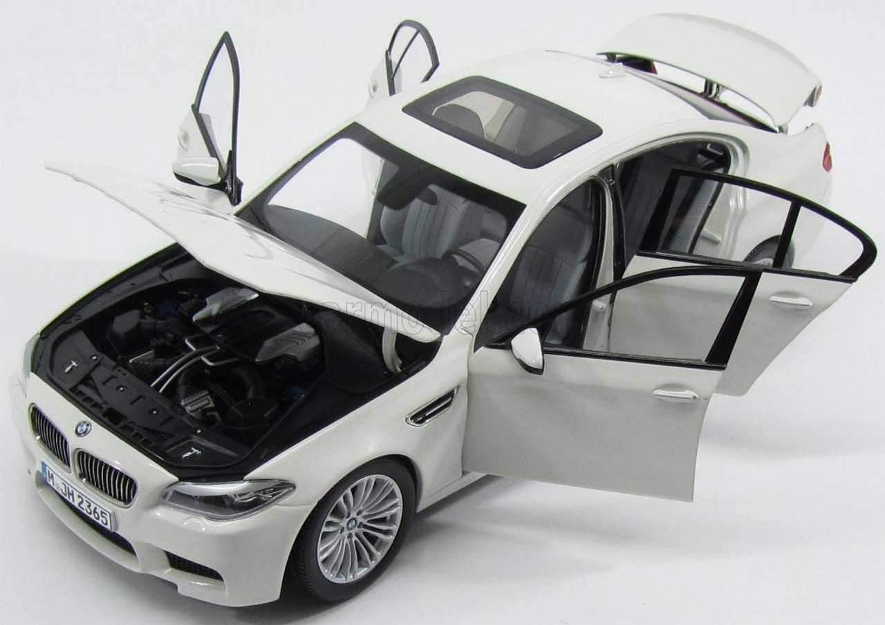 1/18 BMW M5 F10 (2011-2016) (White) Diecast Car Model