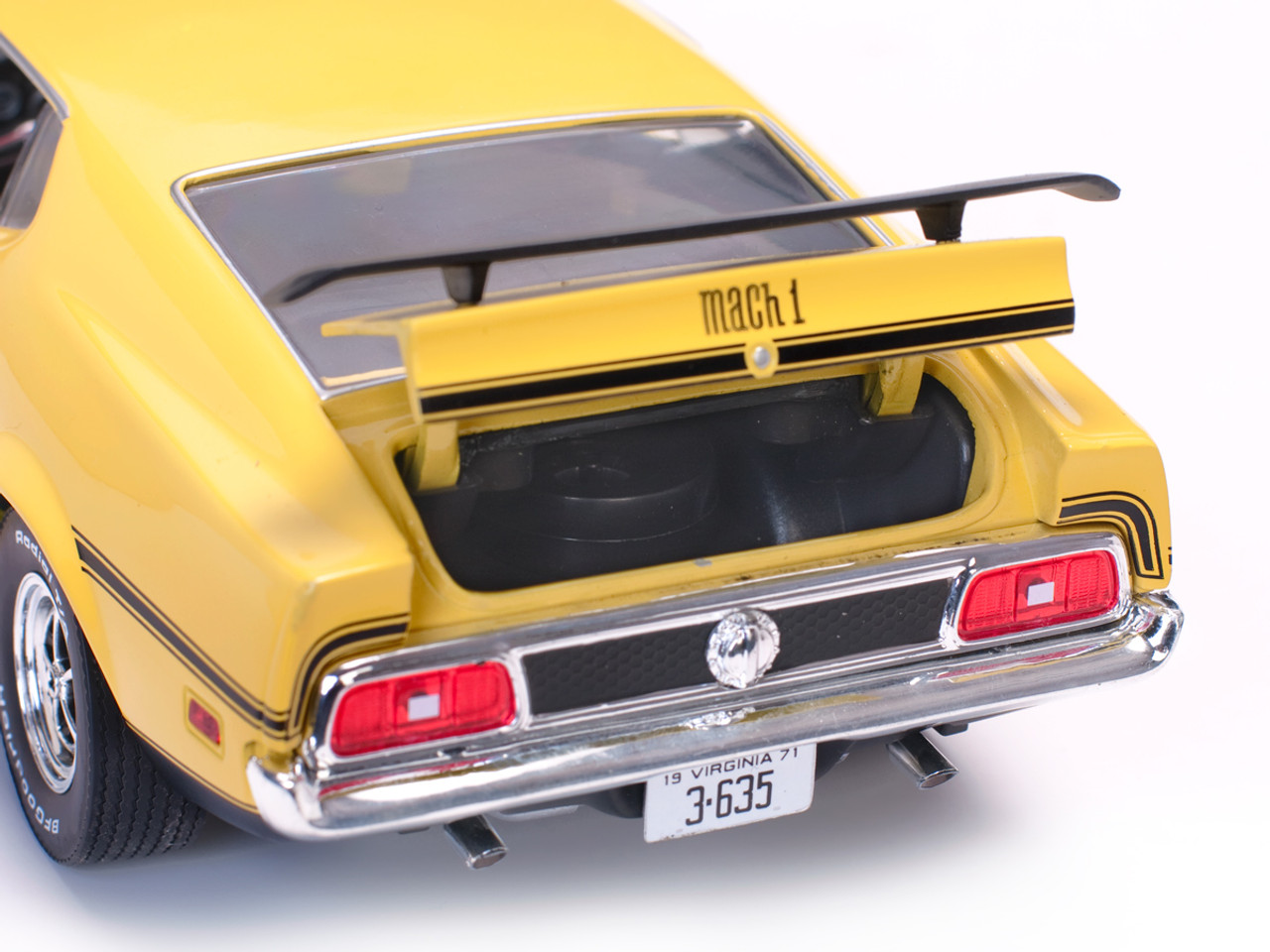 1/18 Sunstar 1971 Ford Mustang MACH I (Yellow) Diecast Car Model