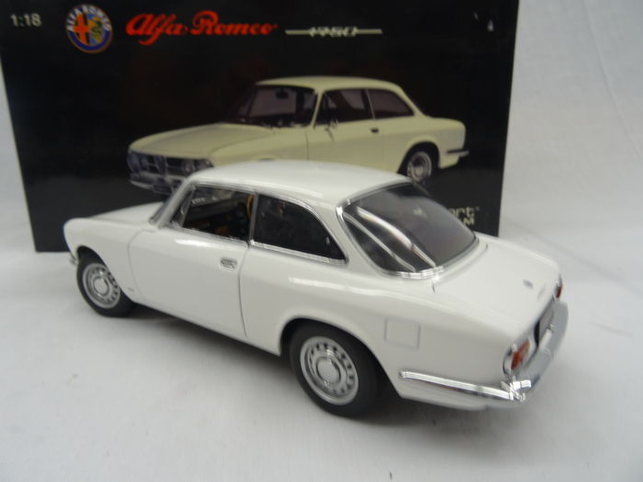 1/18 AUTOart Alfa Romeo 1750 GTV (White) Diecast Car Model 