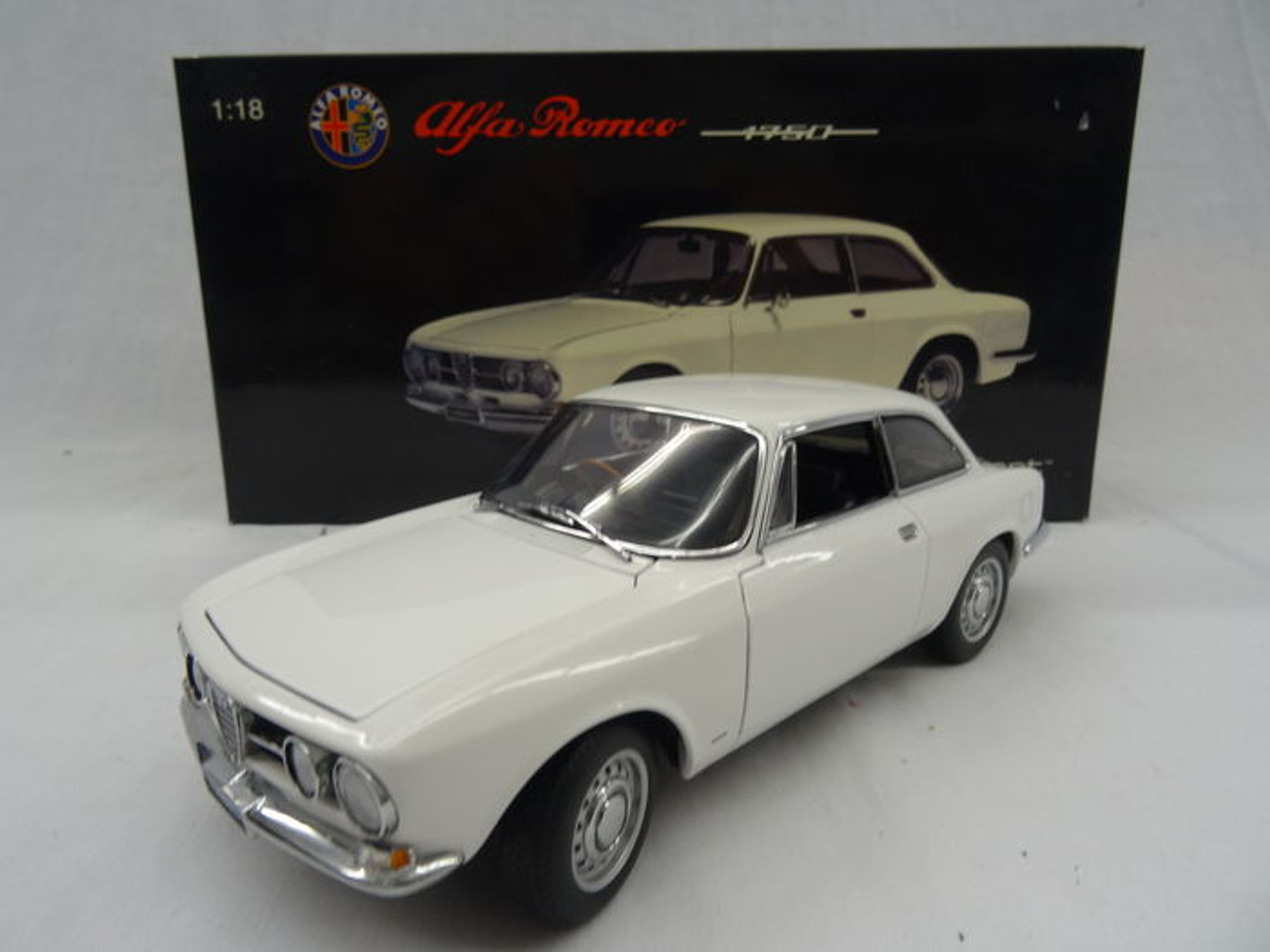 オートアート アルファロメオ 1750GTV 1/18 - ミニカー