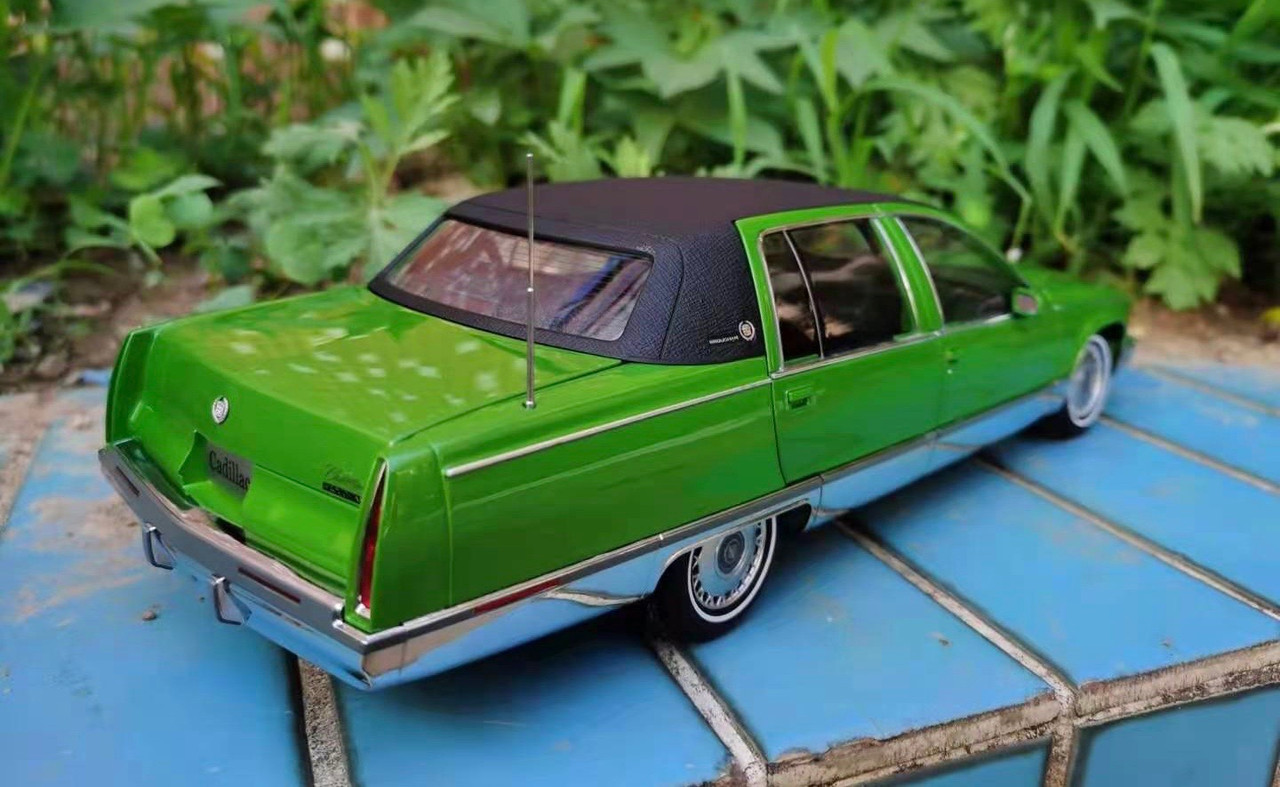 1/18 Dealer Edition 1992-1994 Cadillac Fleetwood Brougham (Green) Diecast Car Model