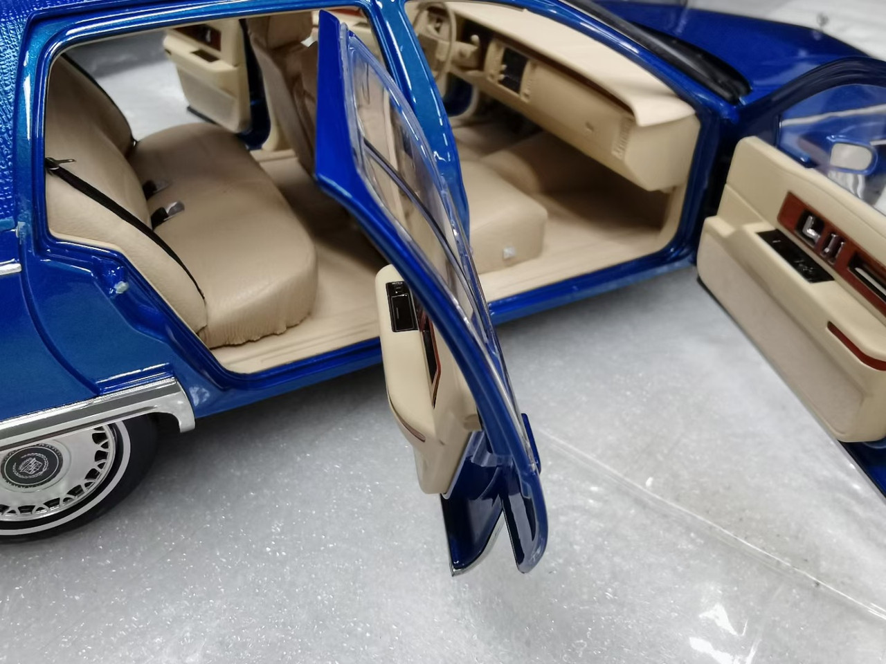1/18 Dealer Edition 1992-1994 Cadillac Fleetwood Brougham (Blue) Diecast Car Model