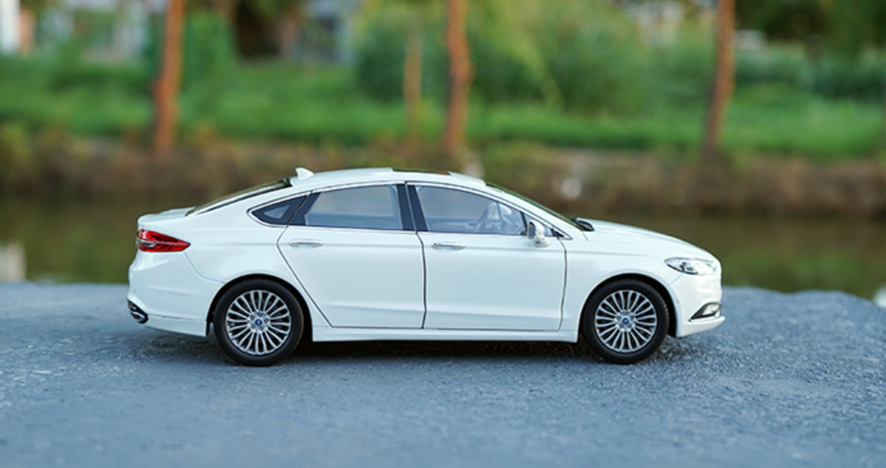 1/18 Dealer Edition 2018 Ford Fusion / Mondeo (White) Diecast Car Model