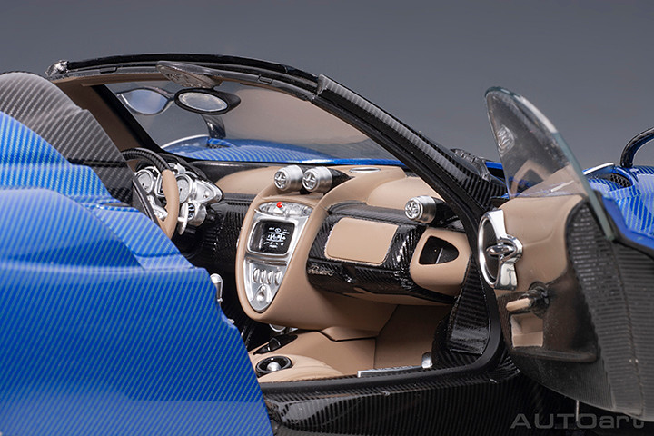 1/18 AUTOart Pagani Huayra Roadster (Blue Tricolore Carbon Fiber