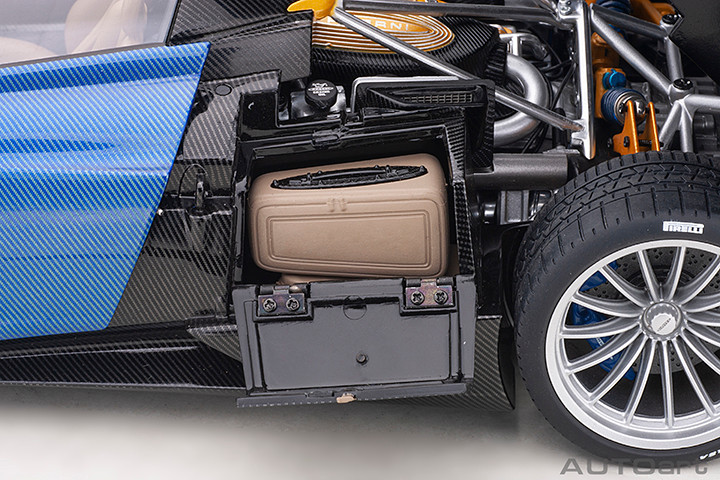1/18 AUTOart Pagani Huayra Roadster (Blue Tricolore Carbon Fiber