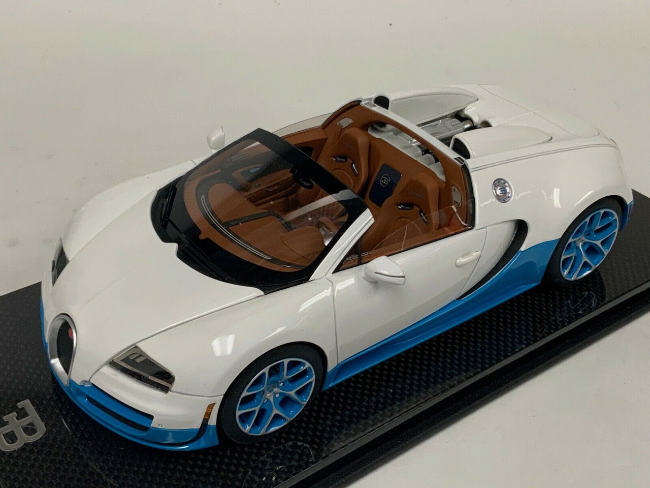 1/18 MR Collection Bugatti Veyron Vitesse White and Light