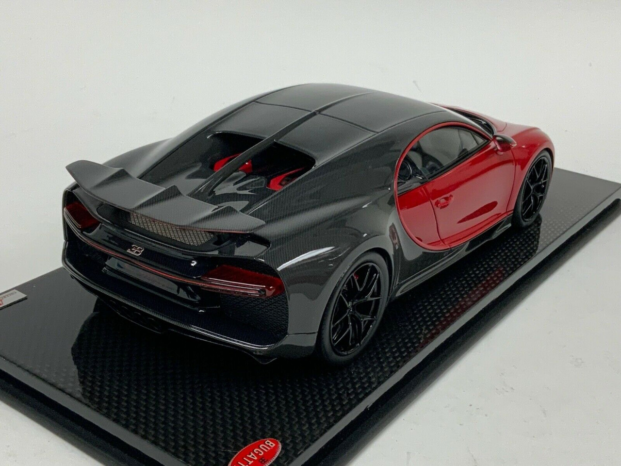 1/18 MR Collection Bugatti Chiron (Italian Red and Carbon Grey) with Carbon Fiber Base Limit 99 Pcs