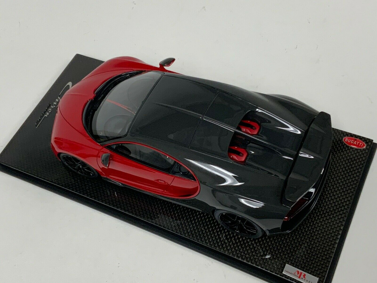 1/18 MR Collection Bugatti Chiron (Italian Red and Carbon Grey) with Carbon Fiber Base Limit 99 Pcs