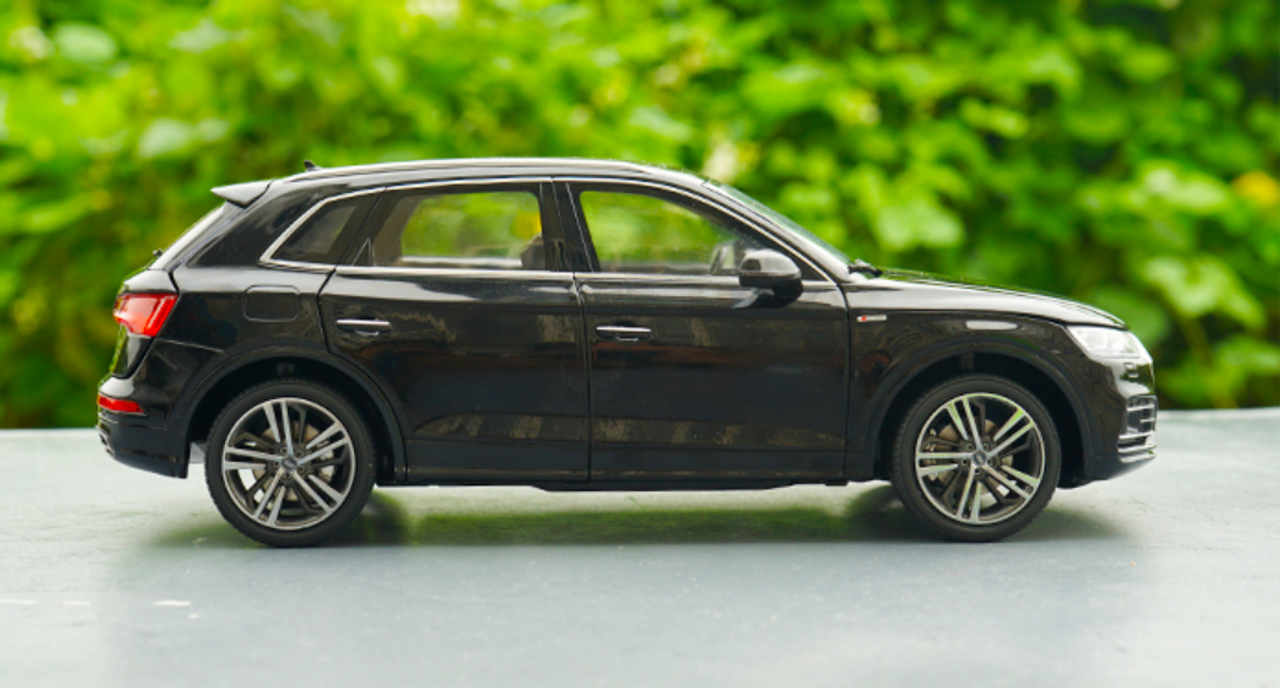 1/18 Dealer Edition Audi Q5 Q5L SQ5 2nd Generation (2018-Current) (Black) Diecast Car Model