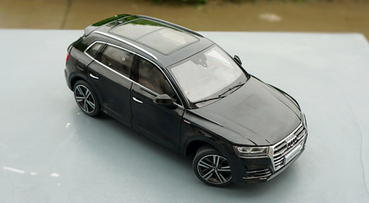 1/18 Dealer Edition Audi Q5 Q5L SQ5 2nd Generation (2018-Current) (Black) Diecast Car Model