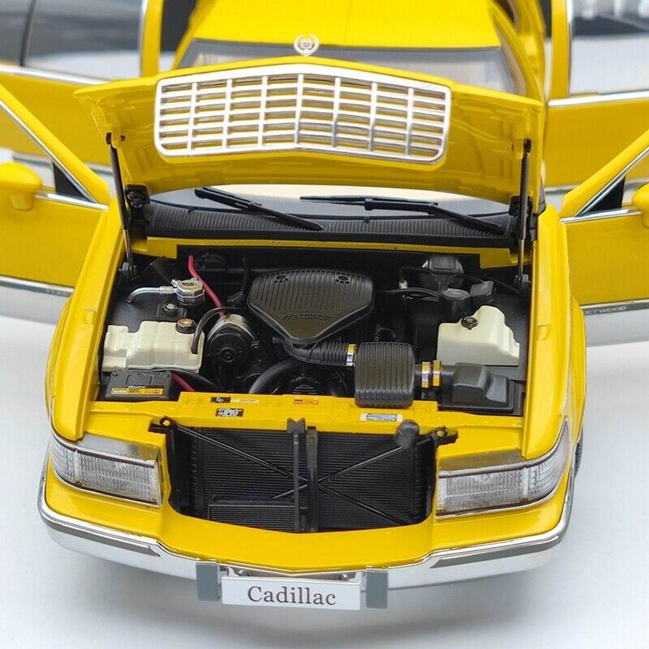 1/18 Dealer Edition 1992-1994 Cadillac Fleetwood Brougham (Yellow) Diecast Car Model