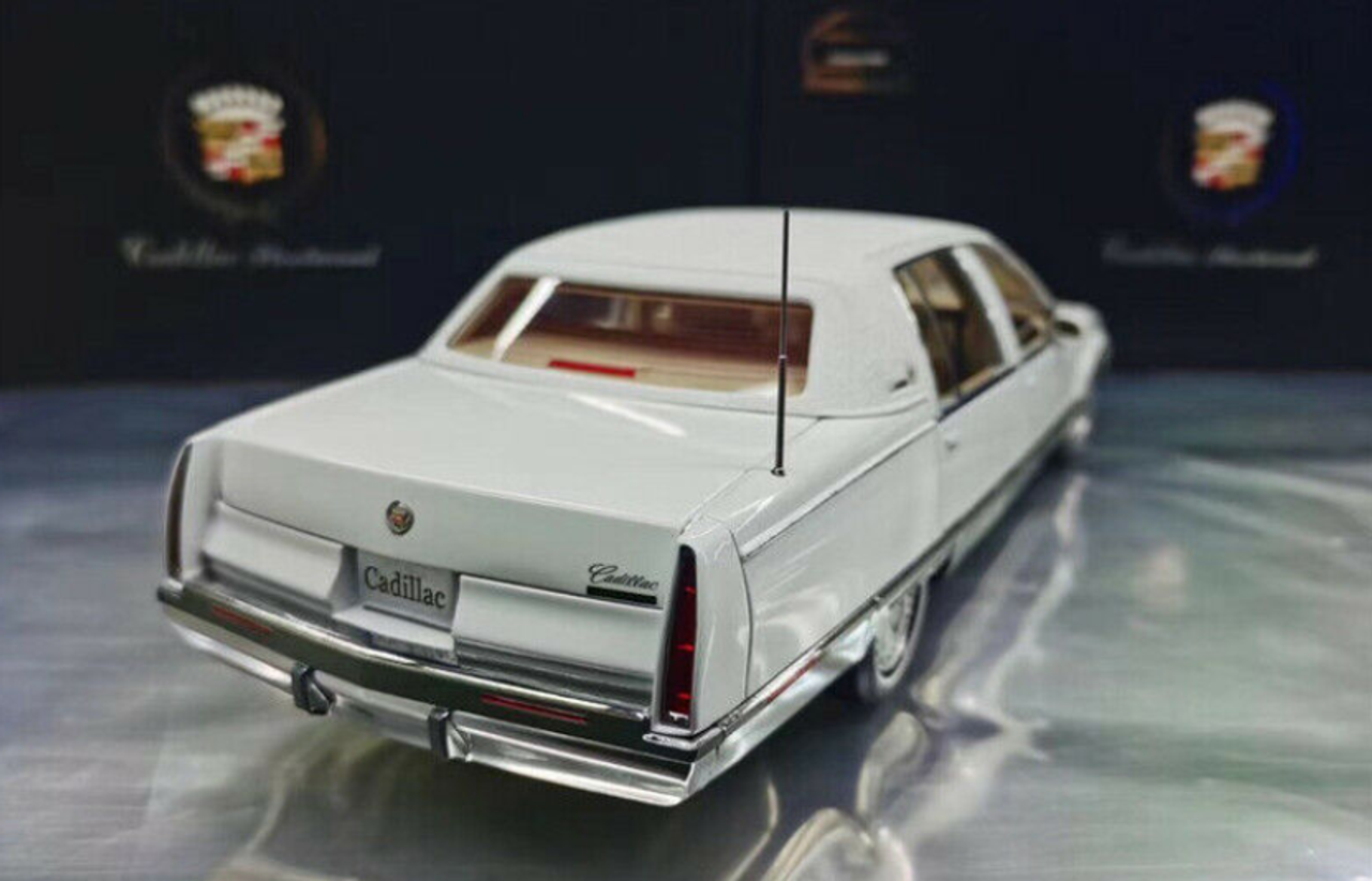 1/18 Dealer Edition 1992-1994 Cadillac Fleetwood Brougham (White) Diecast Car Model