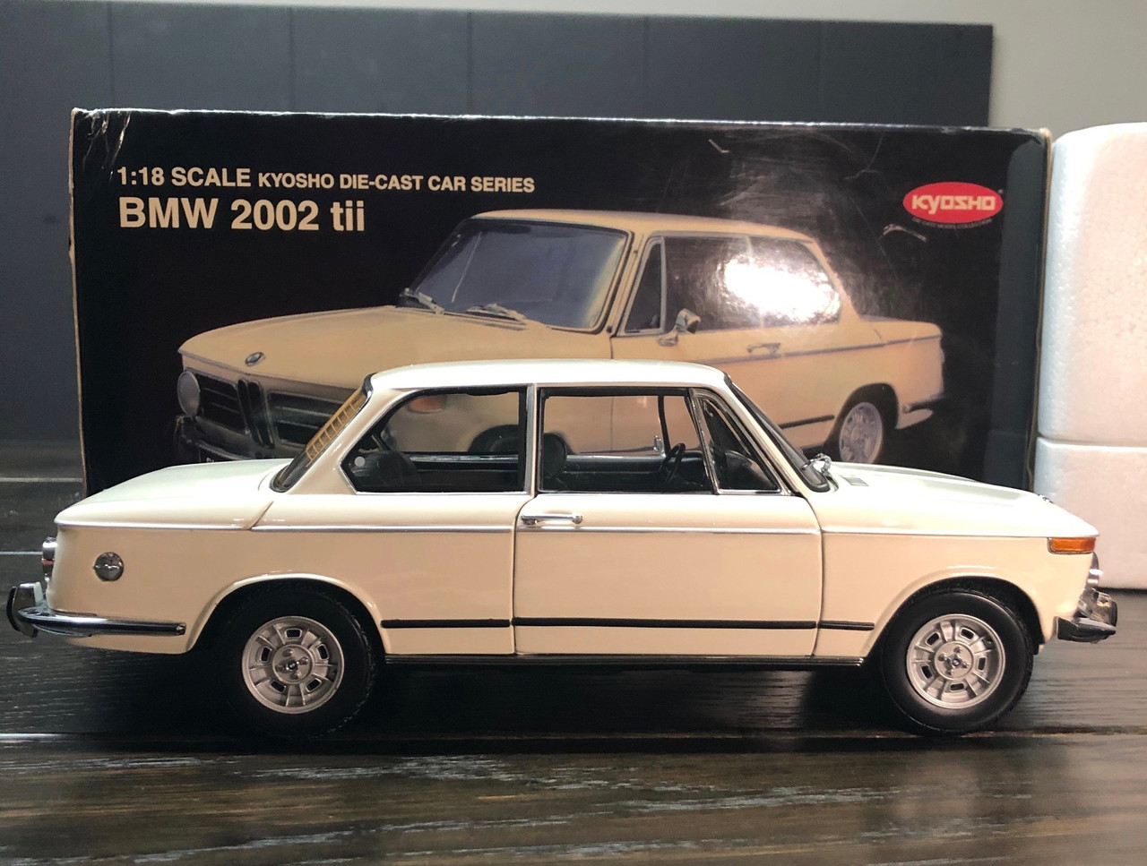 1/18 Kyosho 2002 BMW 2002 tii (White) Diecast Car Model