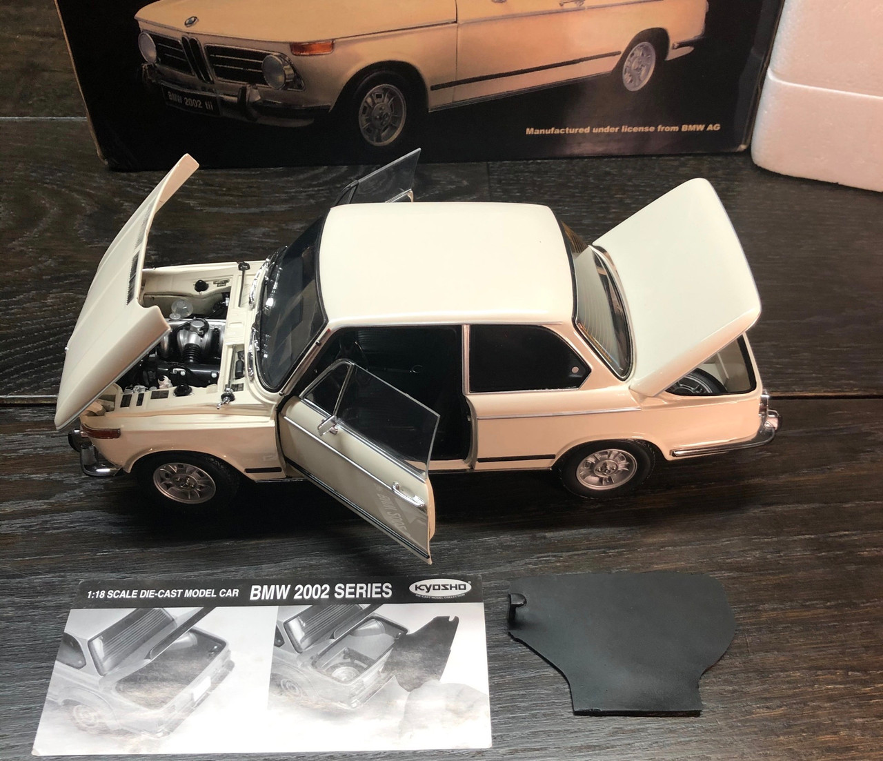 1/18 Kyosho 2002 BMW 2002 tii (White) Diecast Car Model