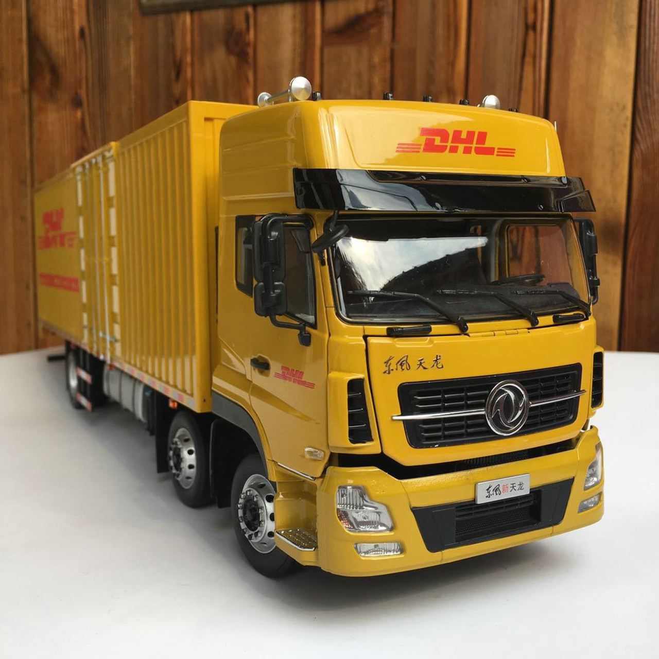 1/24 Dongfeng DHL Delivery Truck Diecast Model