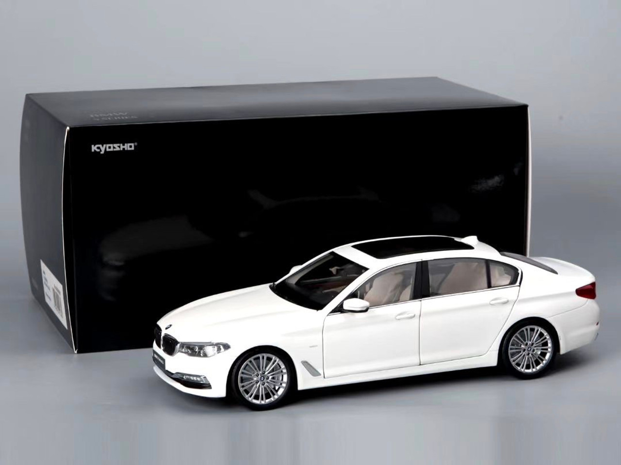1/18 Kyosho BMW G38 5 Series Li 530i 540i 550i M550i (White) Diecast Car  Model
