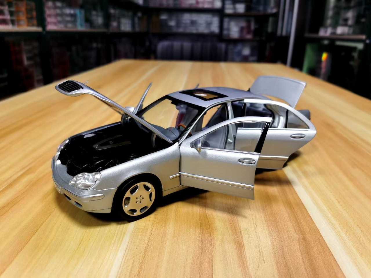 1/18 Mercedes-Benz Mercedes S-Class S-Klasse S600 W220 AMG (Silver) Diecast Car Model