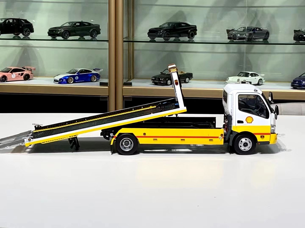 1/18 Tiny Hino 300 Flatbed Tow Truck with Lights Shell Oil Edition Diecast Car Model (towed car model NOT included)