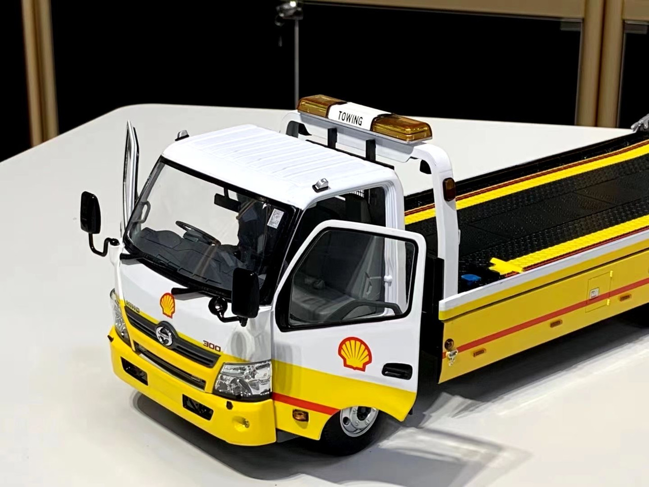 1/18 Tiny Hino 300 Flatbed Tow Truck with Lights Shell Oil Edition Diecast  Car Model (towed car model NOT included)