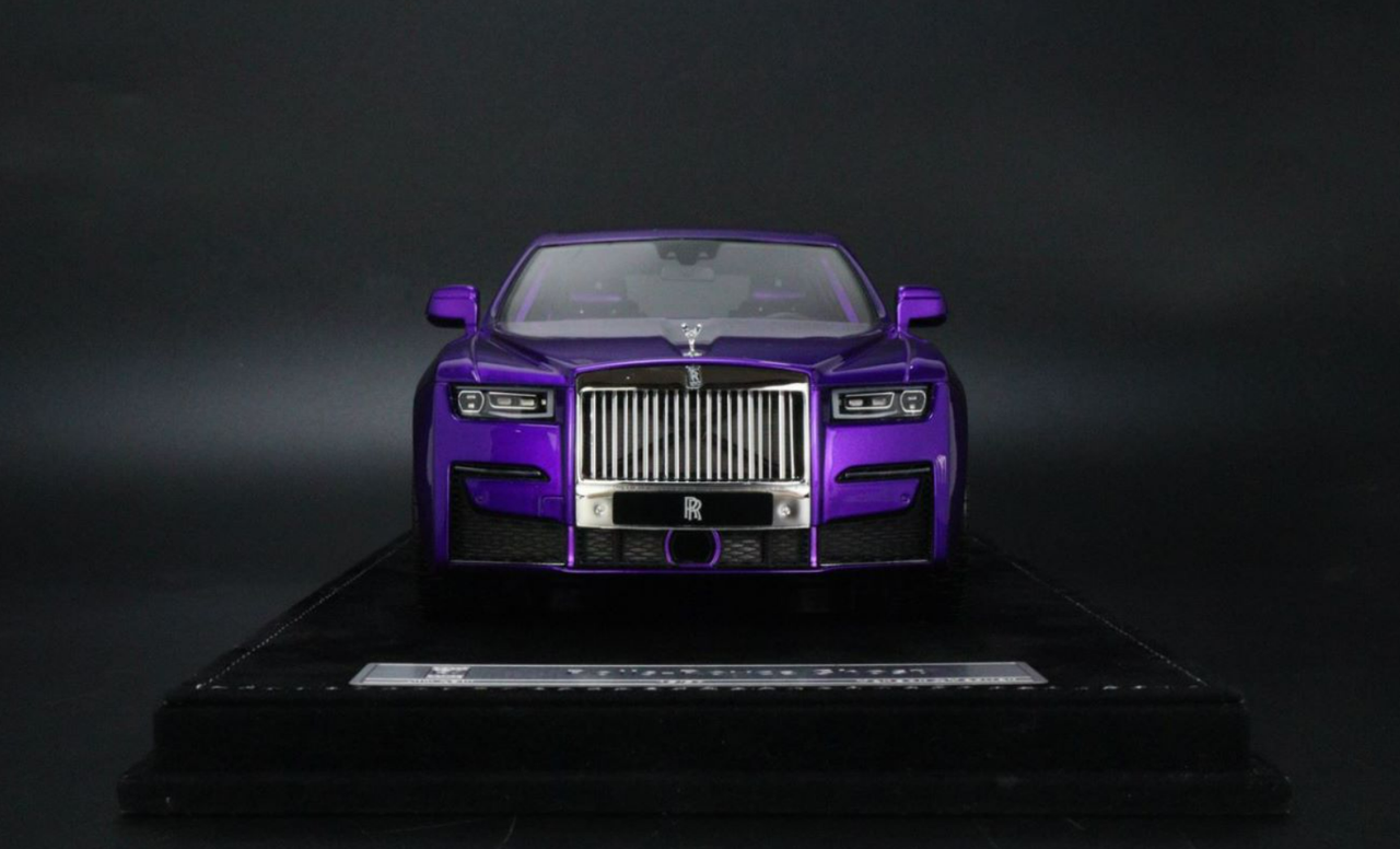 Ngắm nhìn RollsRoyce Phantom Iridescent Opulence sử dụng hơn 3000 chiếc  lông đuôi chim trong nội thất xe