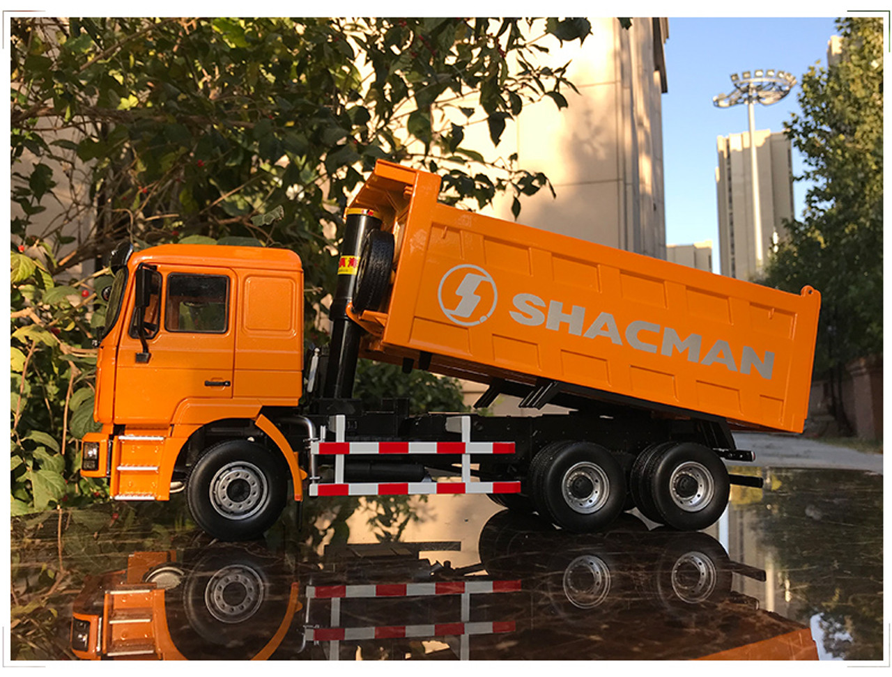 Dealer Edition 1/24 SHACMAN F3000 Dump Truck (Yellow)