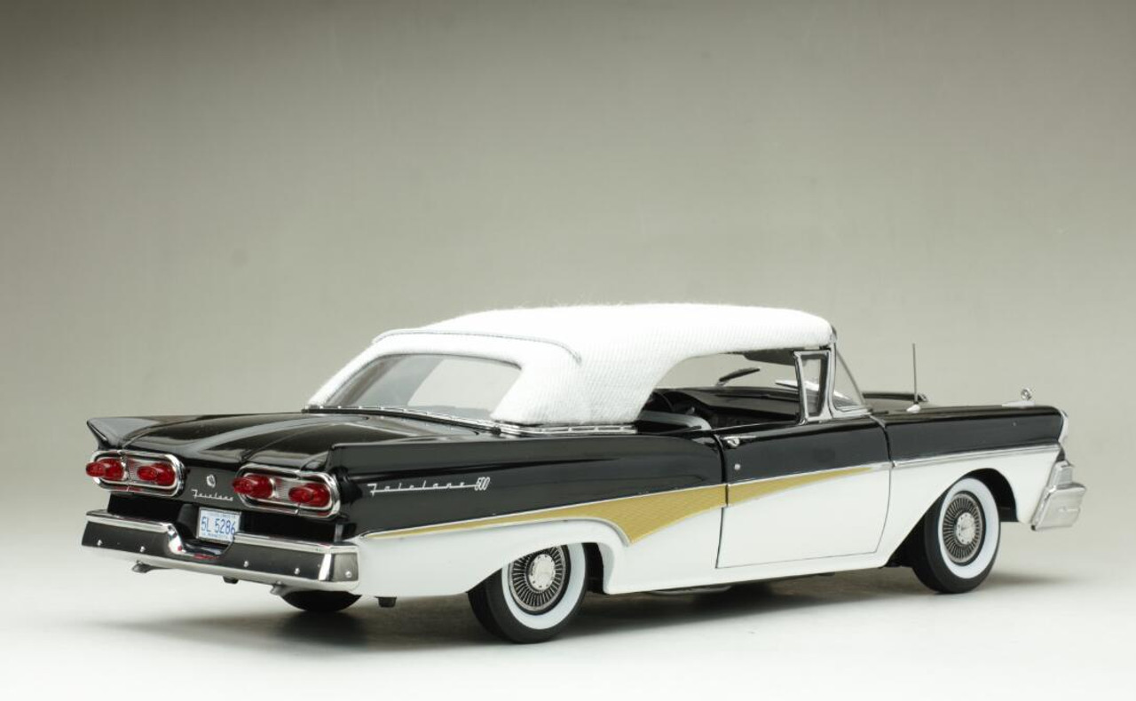 1/18 Sunstar 1958 Ford Fairlane 500 Closed Convertible (White