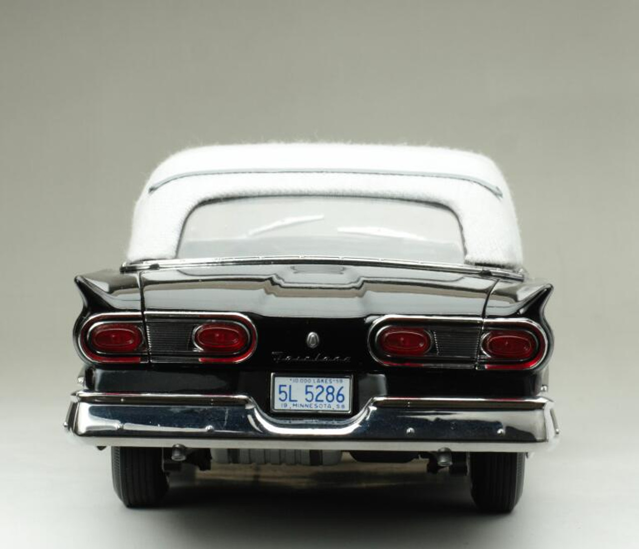 1/18 Sunstar 1958 Ford Fairlane 500 Closed Convertible (White