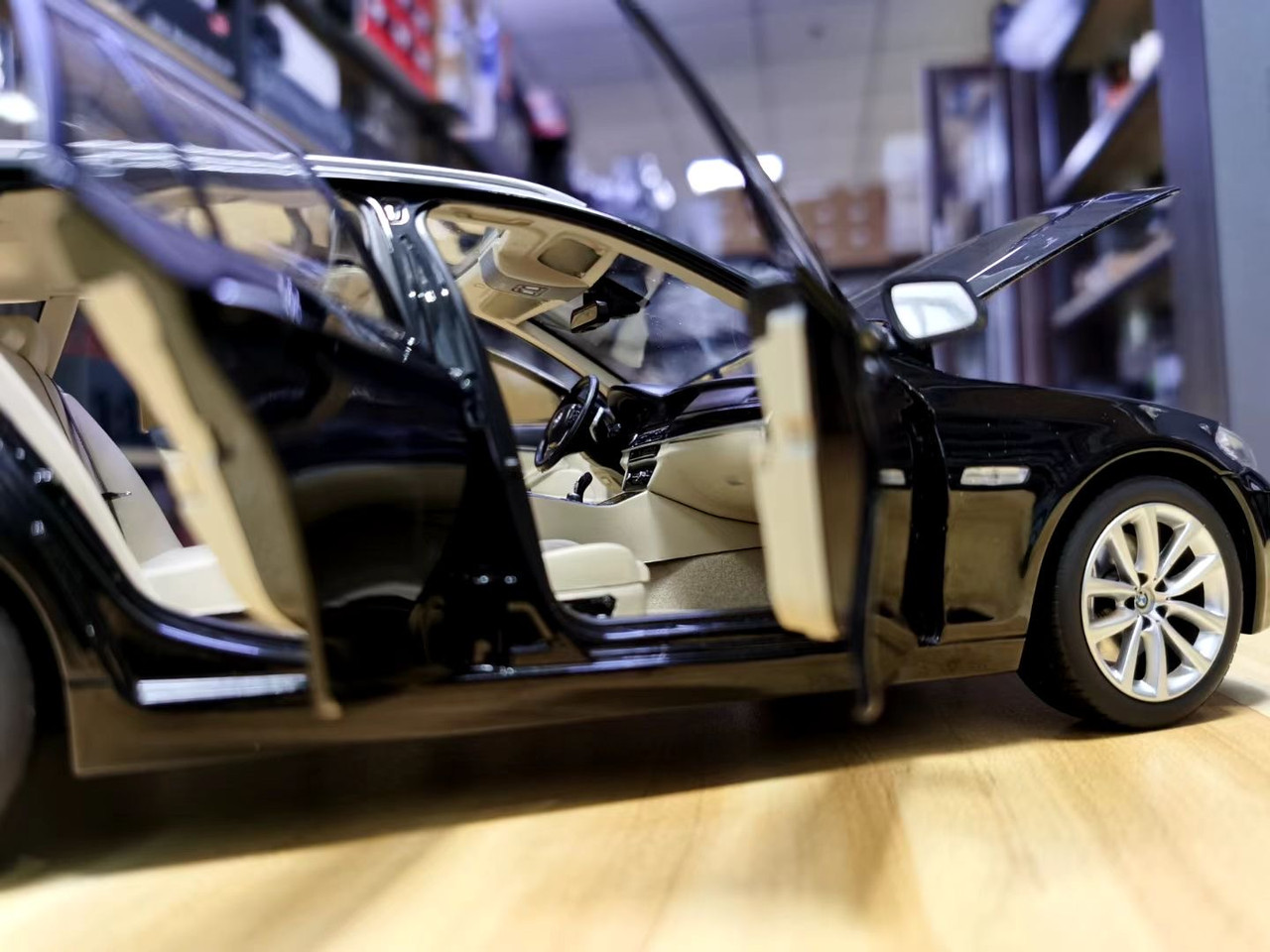 600-008 1⁄18 BMW 550i Touring ブラック