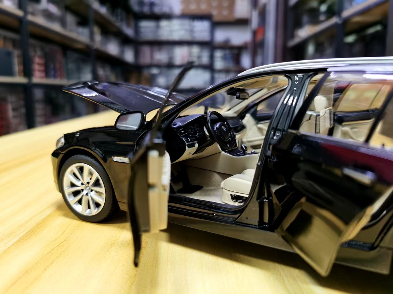 600-008 1⁄18 BMW 550i Touring ブラック