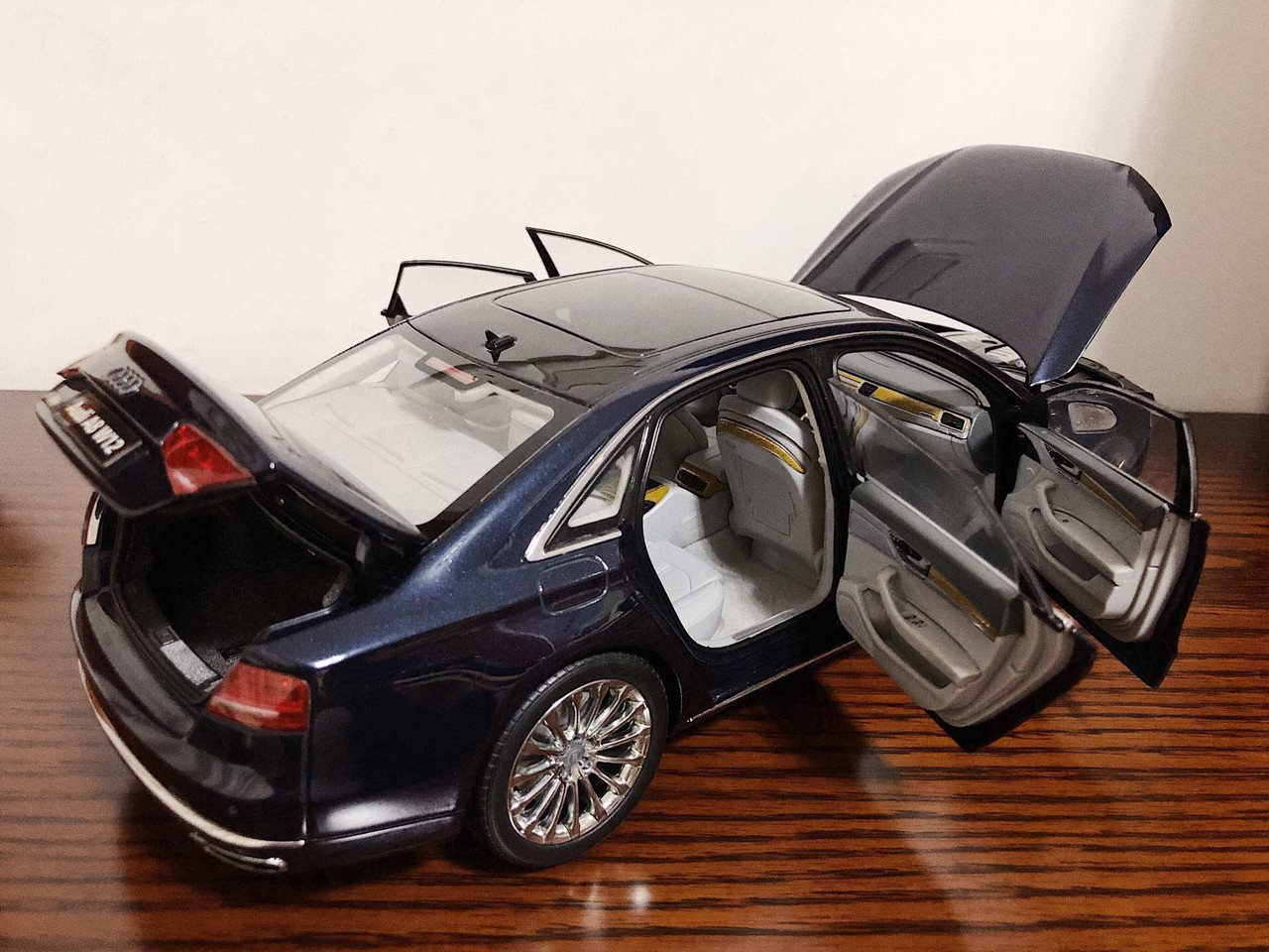 1/18 Kyosho 2010 Audi A8 L W12 D4 (Night Blue) Diecast Car Model 