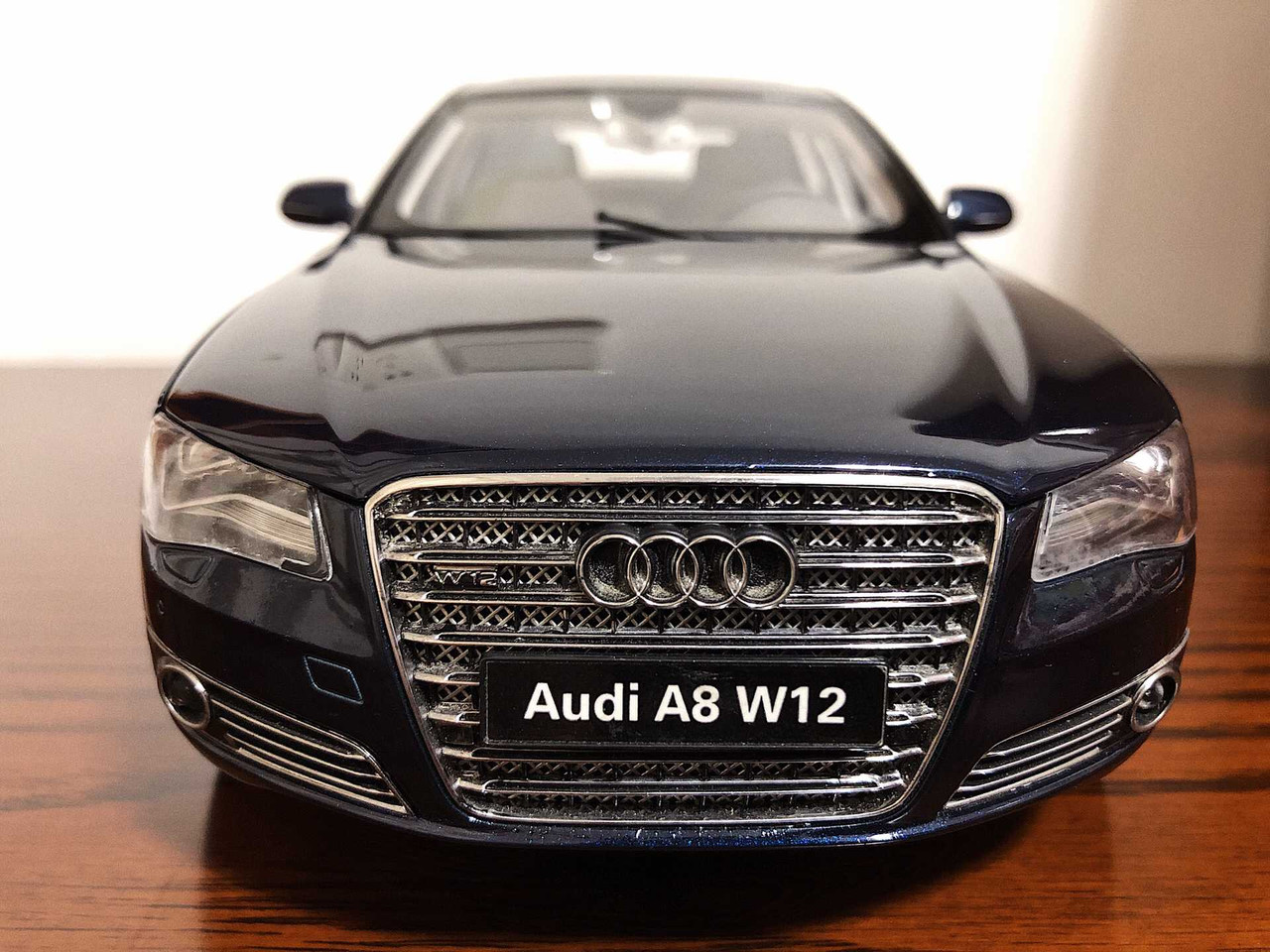 Audi A8 L W12 ミニカー 黒1/18 Kyosho 1:18 Audi A8 W12 built in 2010 smarag black / black
