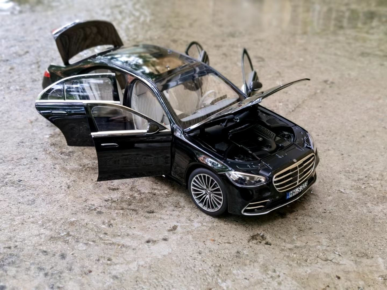 1/18 Norev 2021 Mercedes-Benz Mercedes S-Class S-Klasse W223 AMG Line (Black with Beige Interior) Diecast Car Model