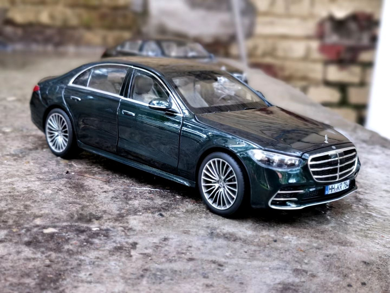 1/18 Norev 2021 Mercedes-Benz Mercedes S-Class S-Klasse W223 AMG Line (Green with Grey Interior) Diecast Car Model