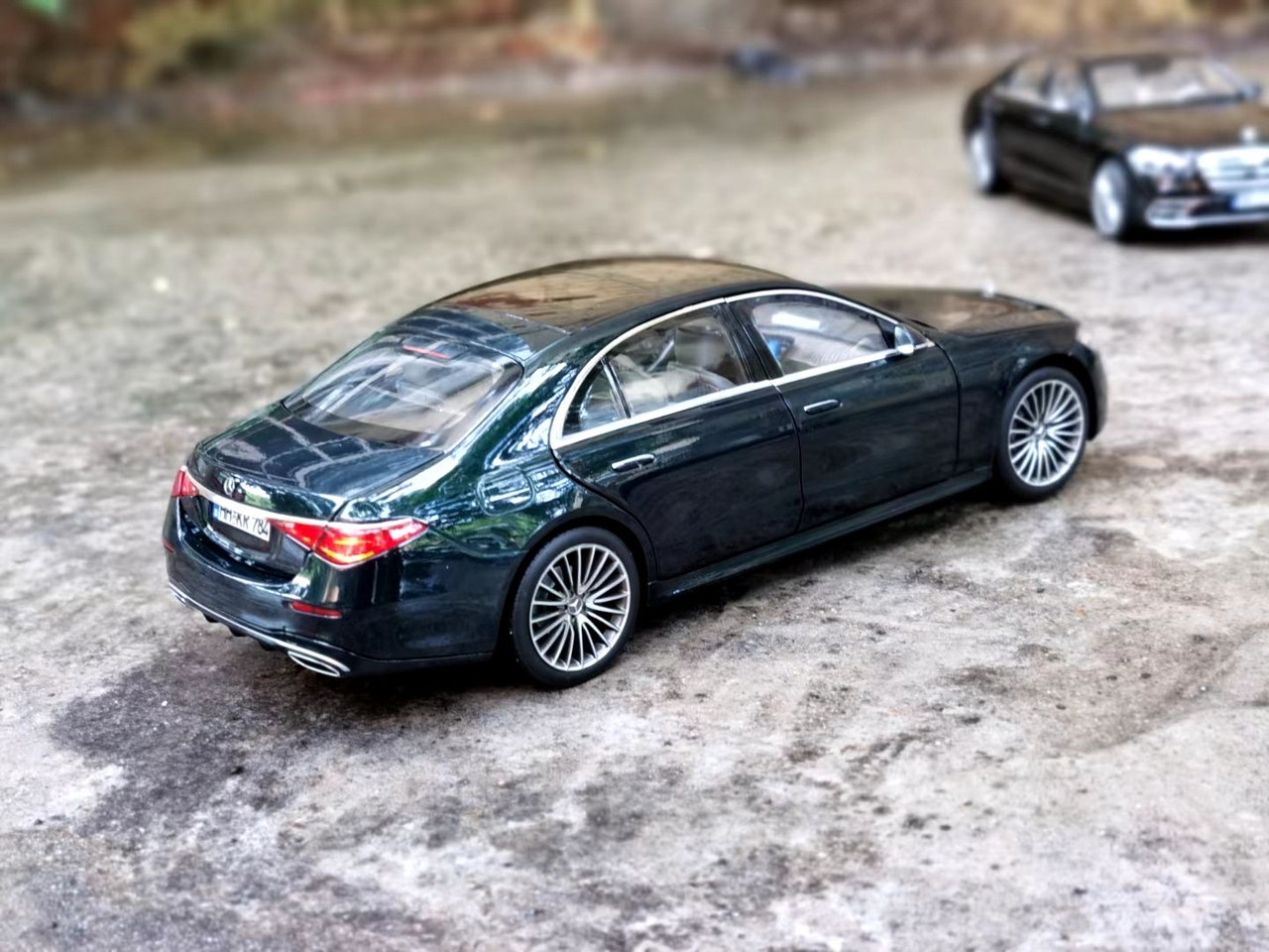 1/18 Norev 2021 Mercedes-Benz Mercedes S-Class S-Klasse W223 AMG Line (Green with Grey Interior) Diecast Car Model