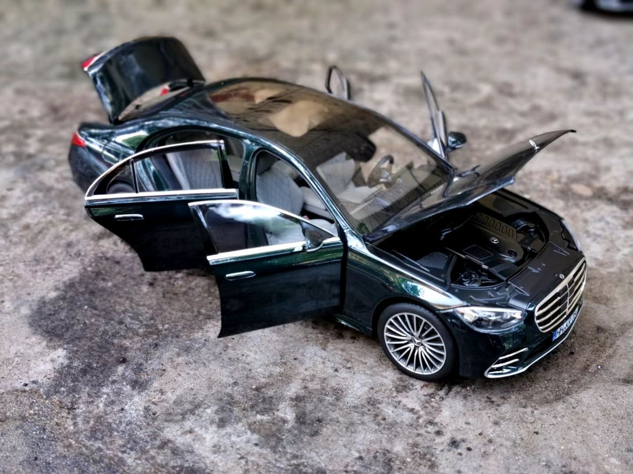 1/18 Norev 2021 Mercedes-Benz Mercedes S-Class S-Klasse W223 AMG Line (Green with Grey Interior) Diecast Car Model