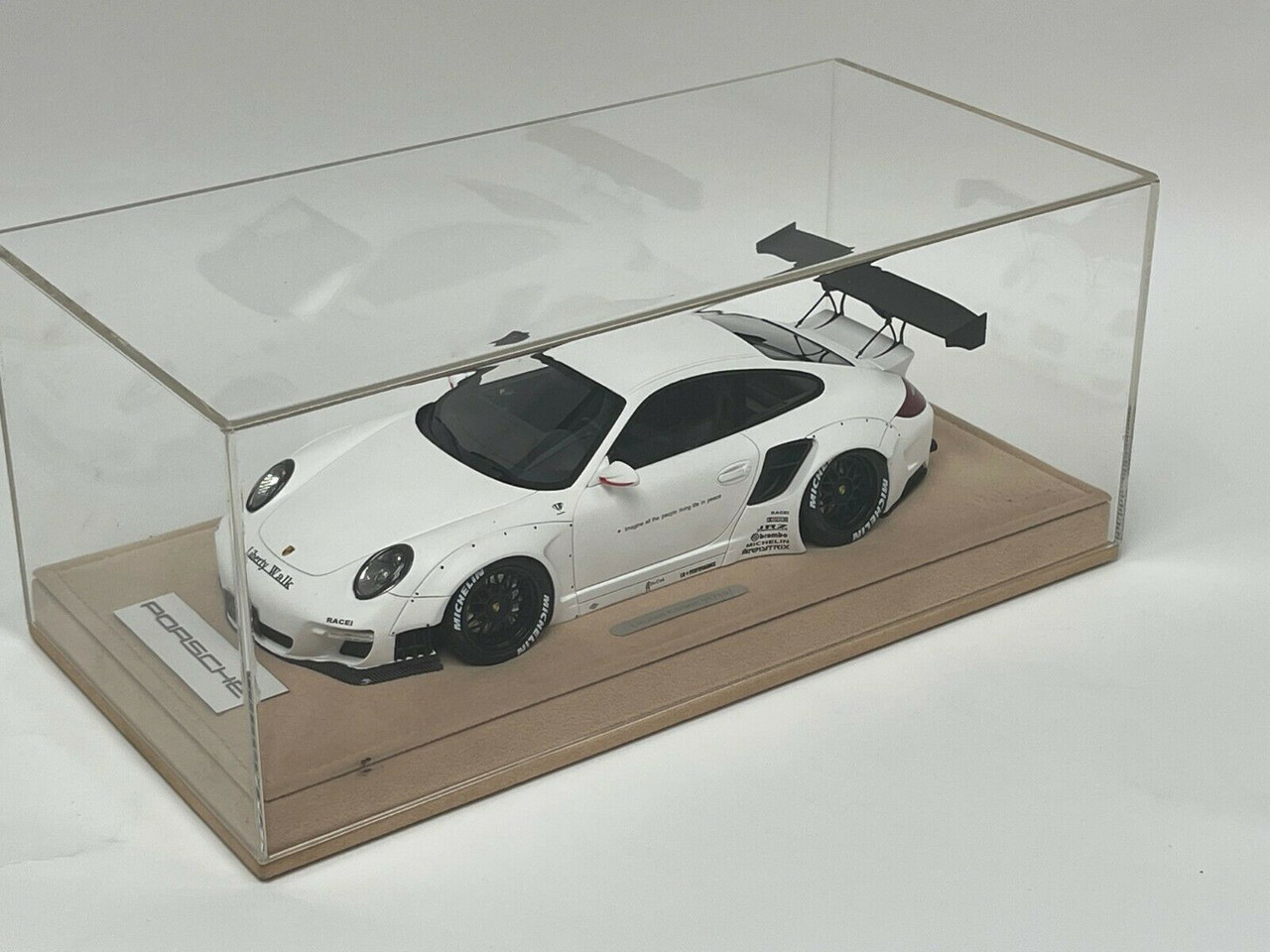 1/18 Porsche 911 997 Liberty Walk LB Performance (Matte White with