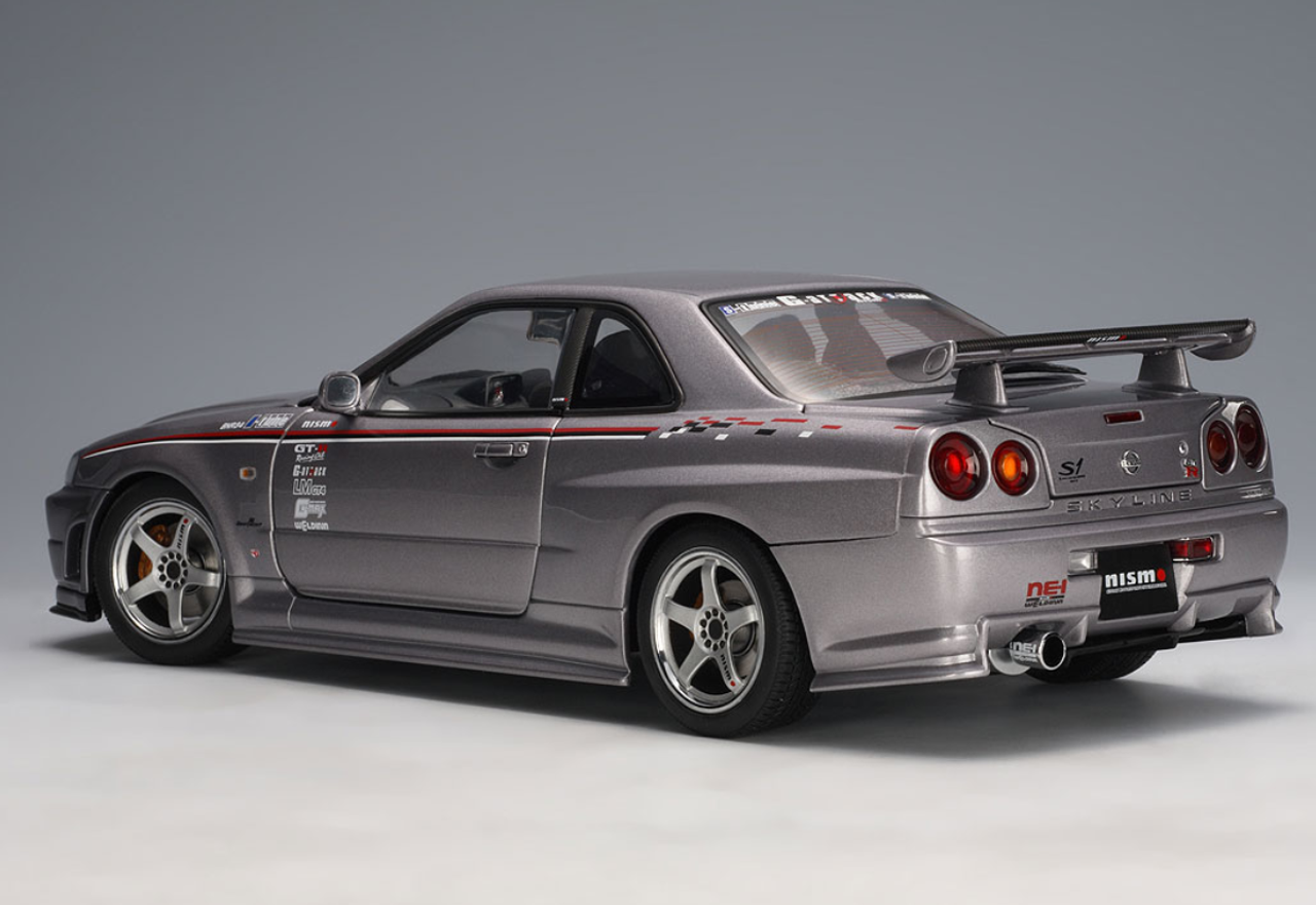 好評超歓迎オートアート 製 NISSAN SKYLINE GT-R （R-34) シルバー色 エンジン RB26DETT 搭載車 ズッシリしたボディーと安定感ある名車。1:18スケール 乗用車