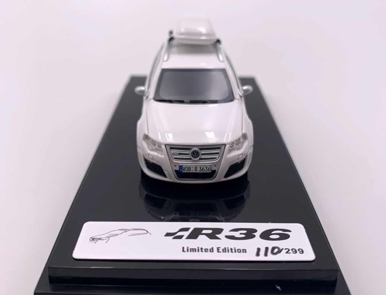 1/64 JEC R36 earthen jar With limited number A suitcase comes with the car White Limit 299Pcs